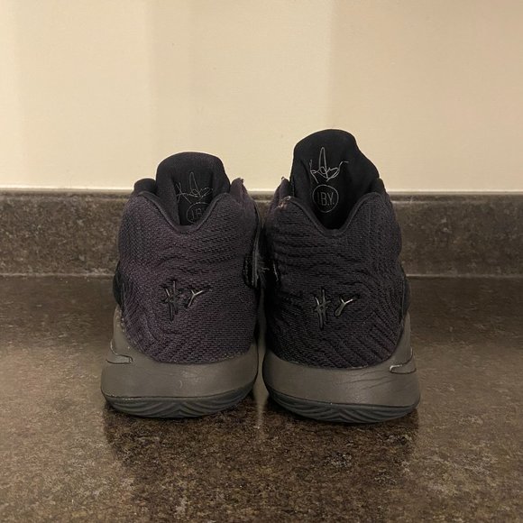Nike Kyrie 2 'Triple Black' - Size 5Y - Picture 5 of 11